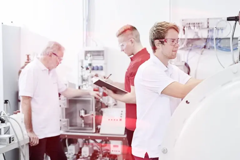 Tres personas en un laboratorio de test de fugas